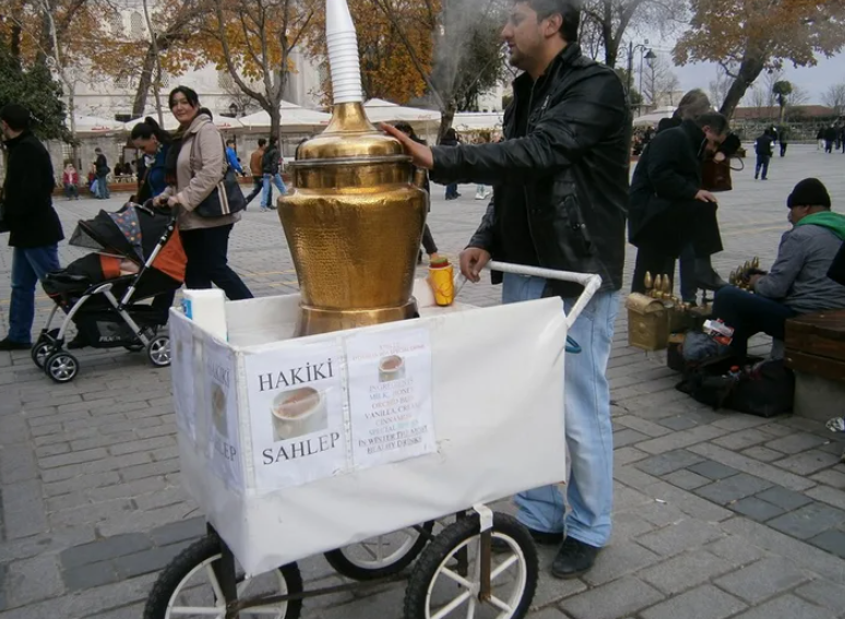 Вот из такого самовара и продают салеп в холодное время года