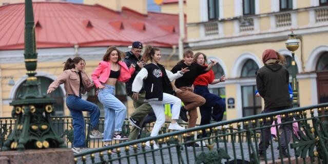    Поклонники группы IOWA станцевали в центре Петербурга под песню "Плохо танцевать".