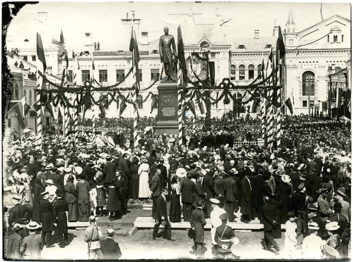 Какое событие произошло в 1911. Открытие памятника Александру 2 в Рыбинске. Памятник Александру 2 в Рыбинске. Опекушин памятник Александру 2.