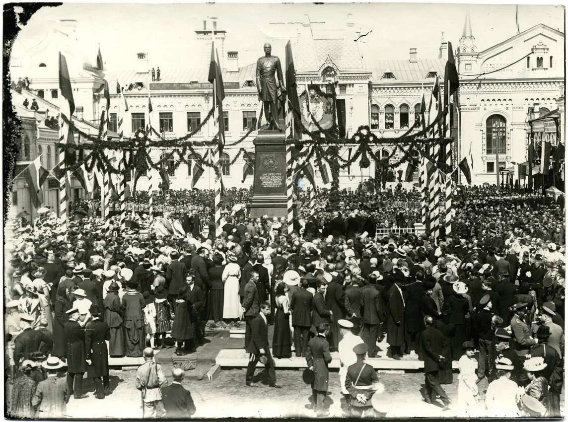 День 5 го октября 1911 года начался. Открытие памятника Александру 2 в Рыбинске. Памятник Александру 2 в Рыбинске. Опекушин памятник Александру 2.