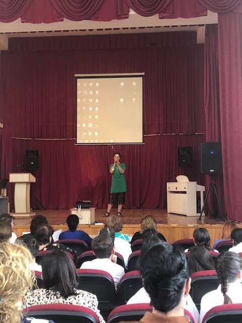 В связи с Международным днём русского языка в Степанакерте состоялся конкурс чтецов. Фоторяд