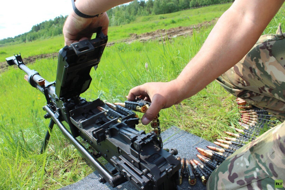     Укладка ленты в пулемёт «Корд» на сошках / RT / Алексей Заквасин