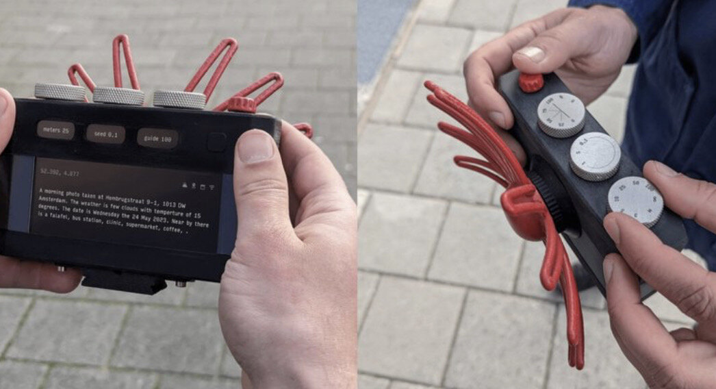 Вместо объектива здесь установлена заглушка в виде паука, которая считывает местоположение пользователя и понимает, что находится вокруг. Эту информацию аппарат передает знакомой нам нейросети Stable Diffusion. Алгоритмы моментально генерируют снимок окружения в высоком качестве.