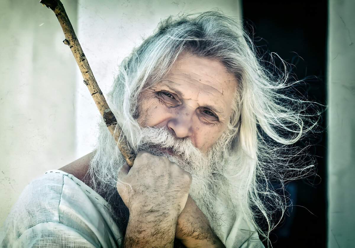 Играть роль старика. Старец. Старец мудрец. Седовласый старец. Дед с длинными волосами.