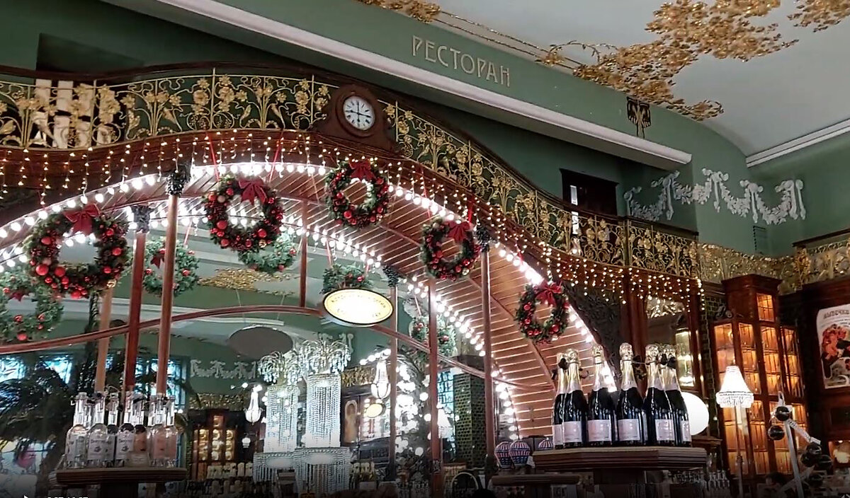 Интерьер Елисеевского магазина.