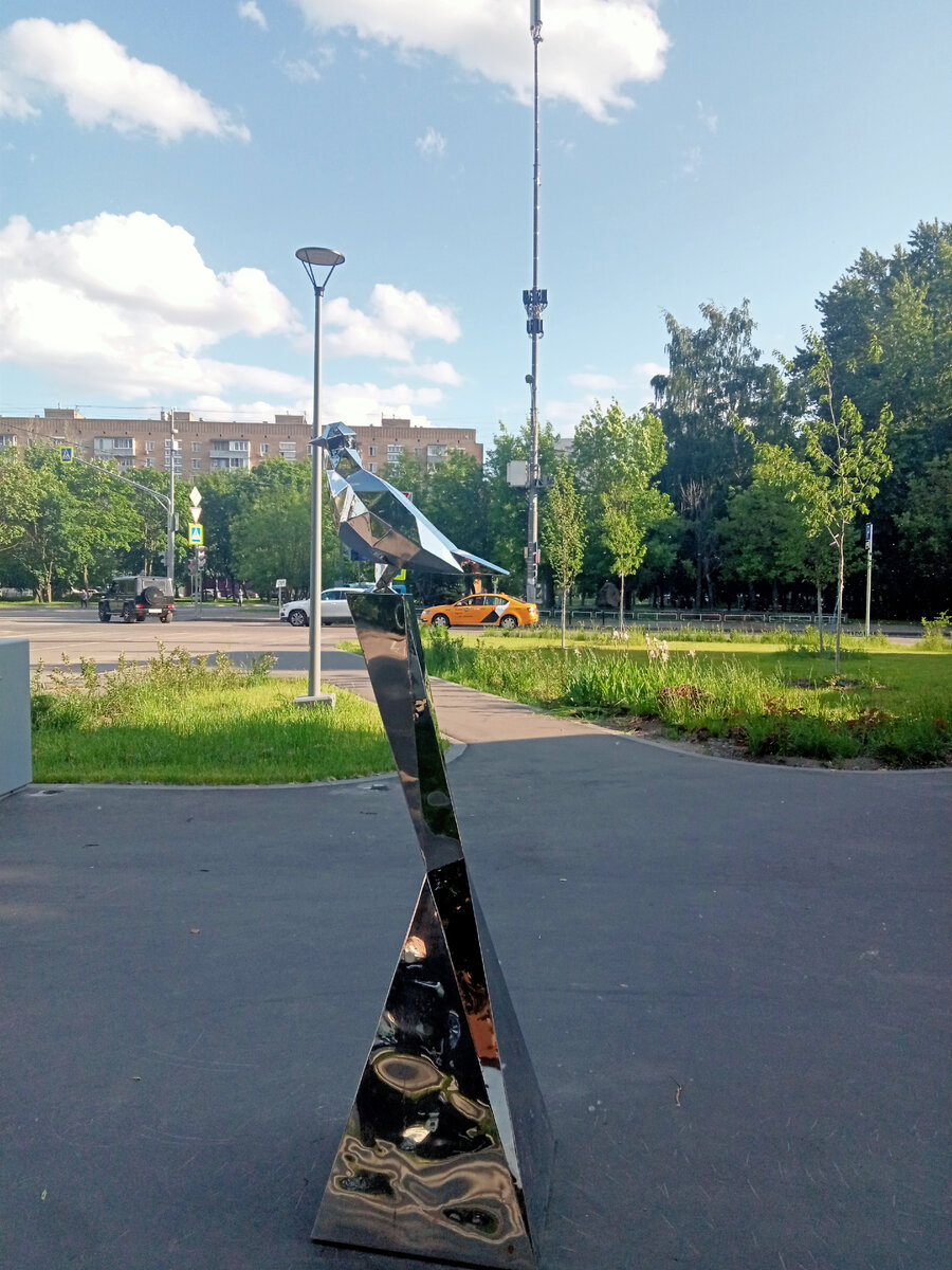 Я так понимаю , что это памятник голубю 🙂