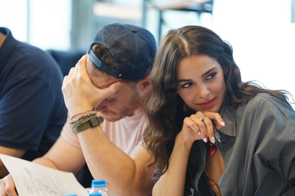 Керем Бюрсин и Хафсанур Санджактутан на читке сценария