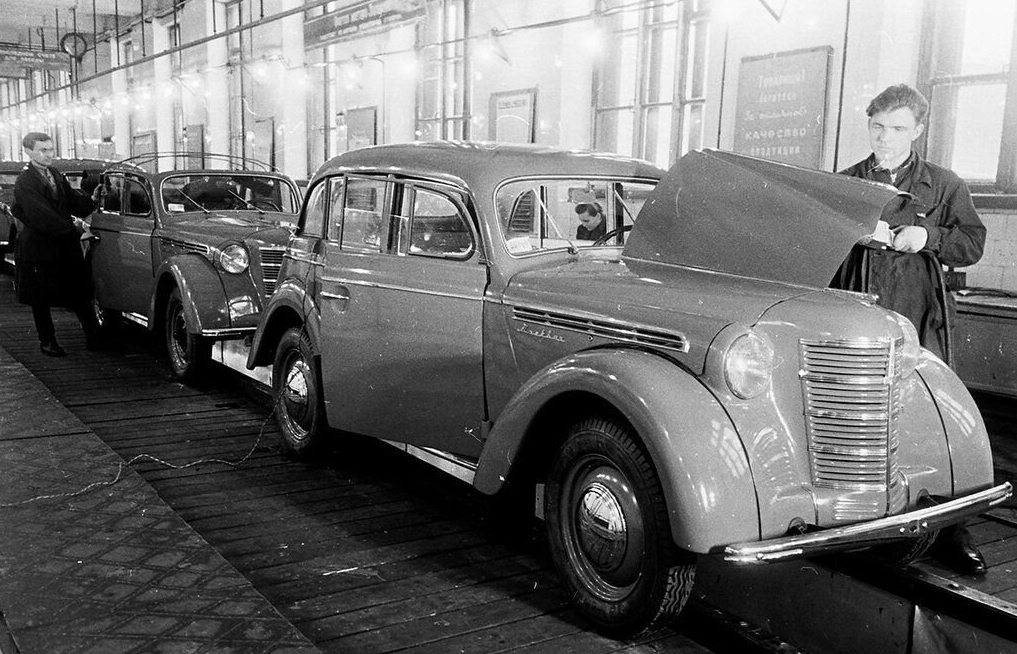 Автомобиль Москвич-400, выпущенный для личного пользования в 1946 г.