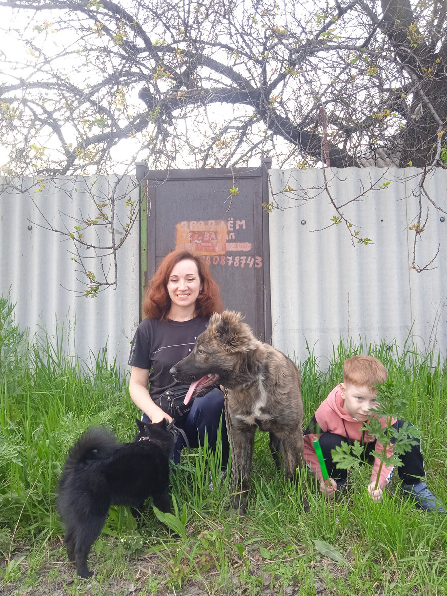 G, Дамира, Я и Егорик - сын Насти. Позади вход в наш с мужем двор. 