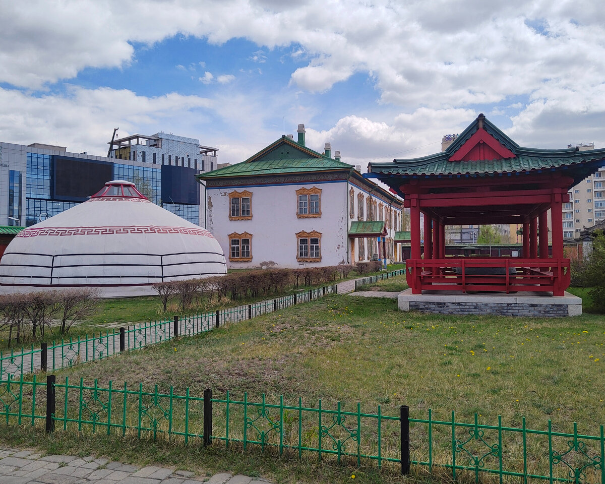 Дворец-музей Богдо-Гэгэна в Улан-Баторе. Белое 2-ух этажное здание посередине - музей
