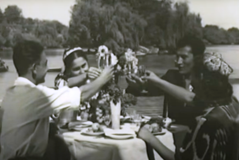 Реклама шампанского? Нет. Власти