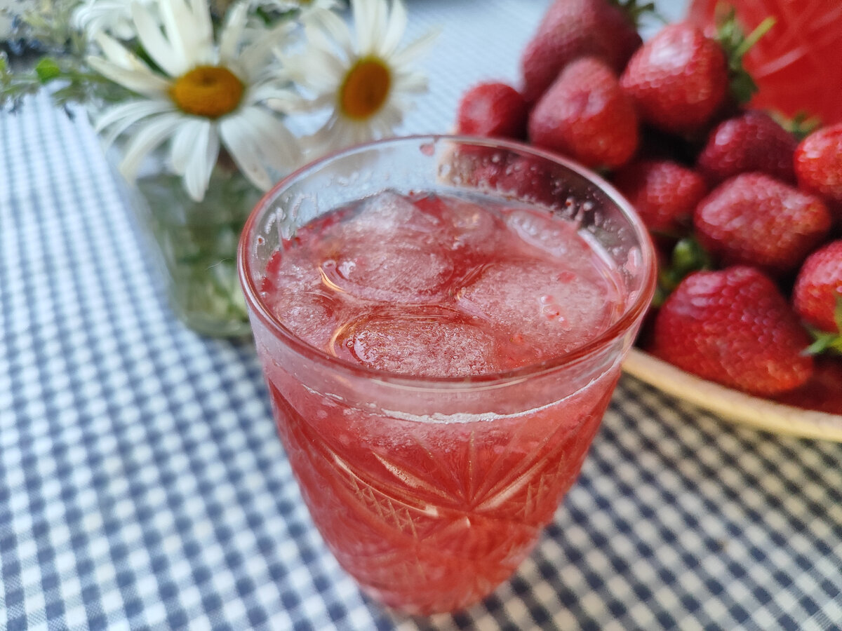 Освежающий клубничный “Мохито” безалкогольный 