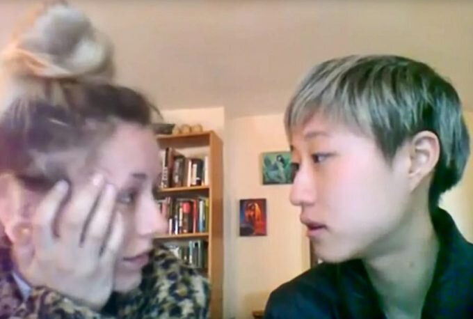 Этта У Чжолинь, внебрачная дочь Джеки Чана (слева) и ее партнерша Энди Отем / Youtube