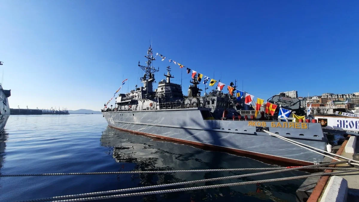 Морской тральщик "Яков Баляев", построенный корабелами СНСЗ (входит в ОСК) применил безэкипажный катер