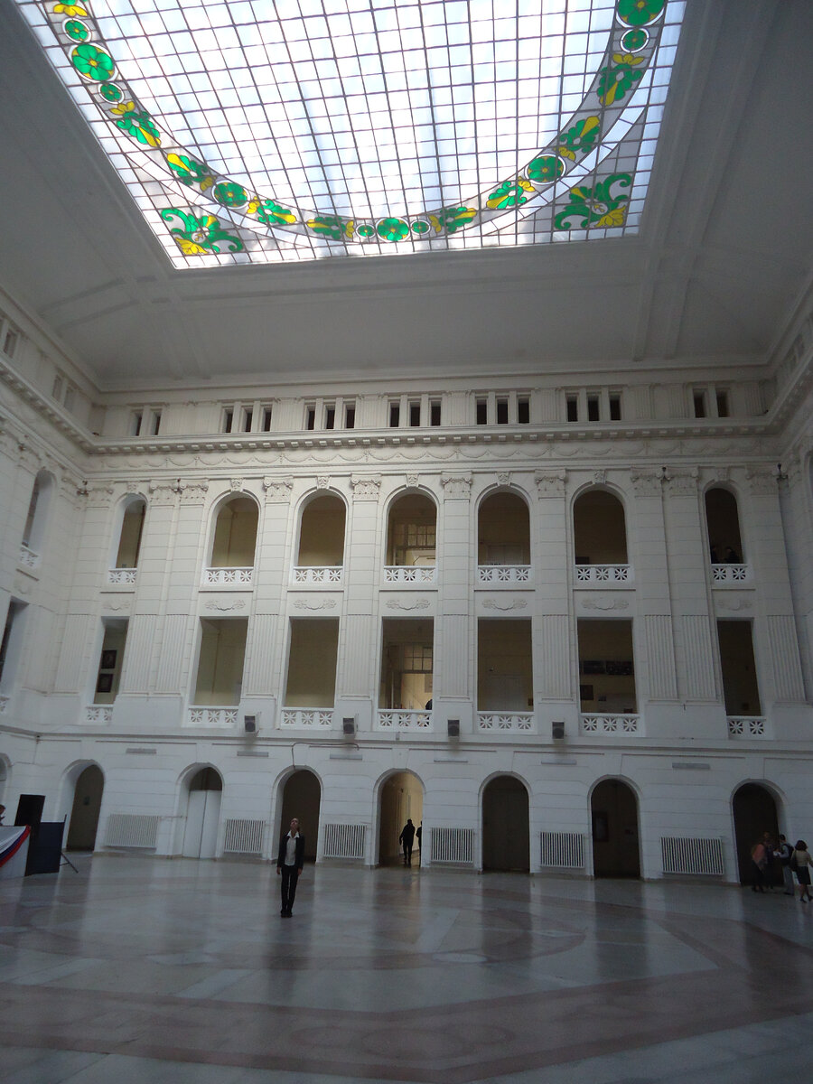 Внутри главного корпуса института