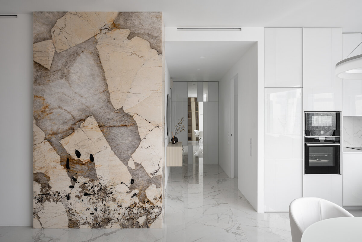 Белая кухня-гостиная