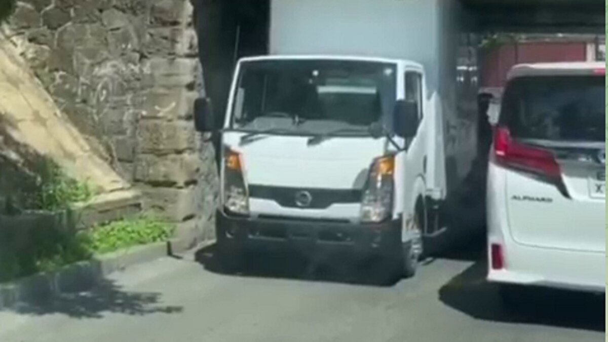     В Лесном переулке грузовой автомобиль заехал под мост и намертво застрял там. Сообщается, что в этом месте собирается солидная пробка.