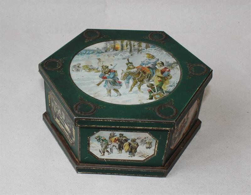 Жестяная кондитерская упаковка из коллекции Санкт-Петербургского музея Хлеба. кон. XIX - нач. XX вв.