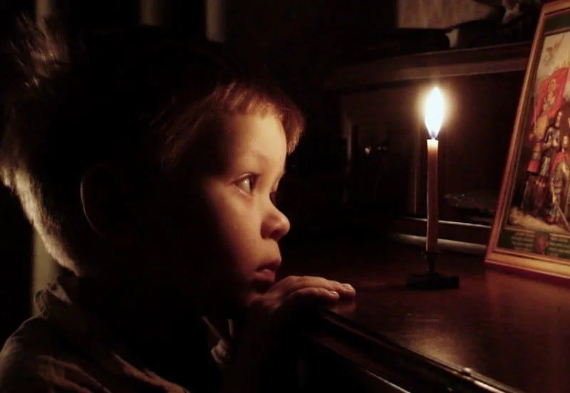 Однажды вечером я сидел дома один слушая. Дети молятся в храме. Мальчик молится. Мальчик молится в церкви. Дети молятся Богу.
