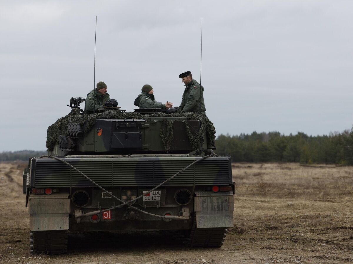    Украинские и польские солдаты на танке Leopard 2 во время учений на военной базе в Свентошуве, Польша© AP Photo / Michal Dyjuk