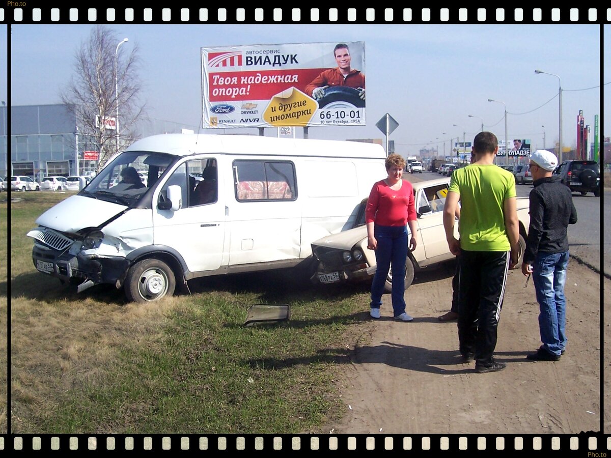 ВАЗ-2106 с молодым водителем женщиной в результате обгона выехала на встречную полосу движения и врезалась в мою Газель, 5 минут после столкновения. 2012 год из своих личных архивов