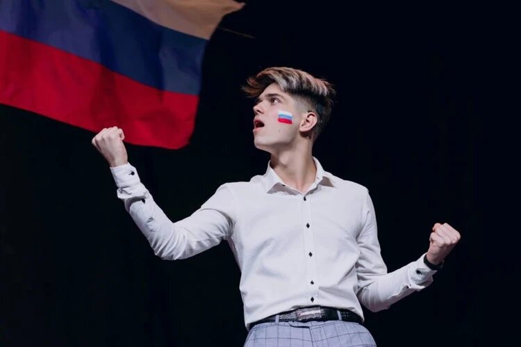Иван Комков во время исполнения песни "Я русский" на языке жестов