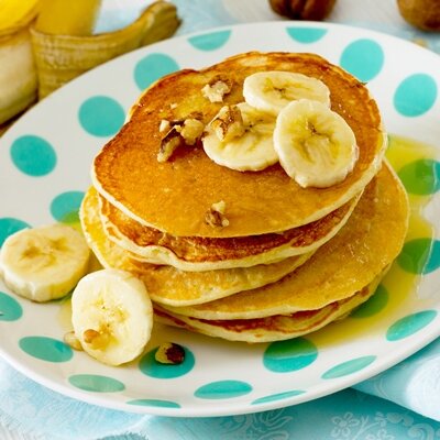 Банановые панкейки с соусом из манго