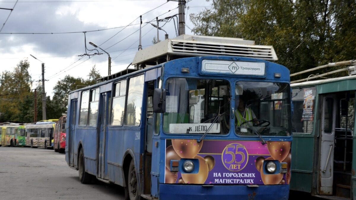     Ранее фура оборвала провода в центре Петрозаводска, из-за чего у троллейбусов изменился маршрут движения. Об этом сообщили в ПМУП «Городской транспорт».