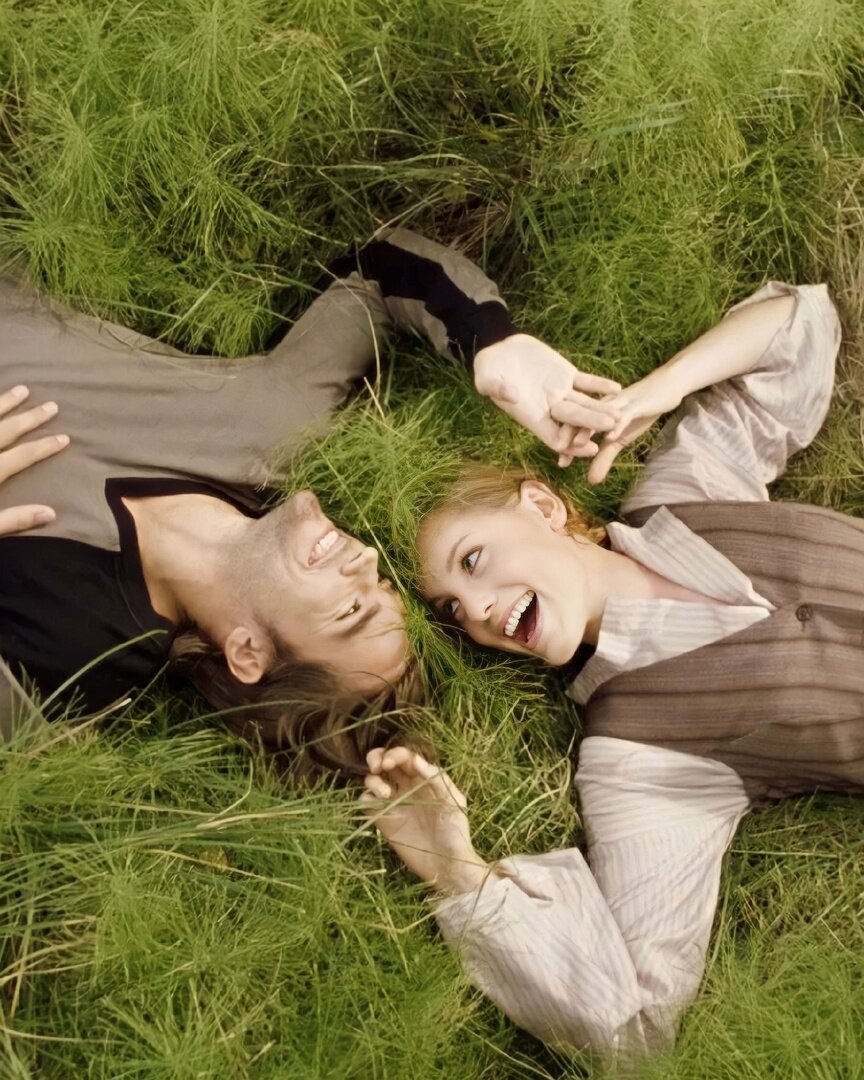 Лежит под мужем. Пара лежит на траве. Парень и девушка на траве. Человек лежит на траве. Пара лежит.