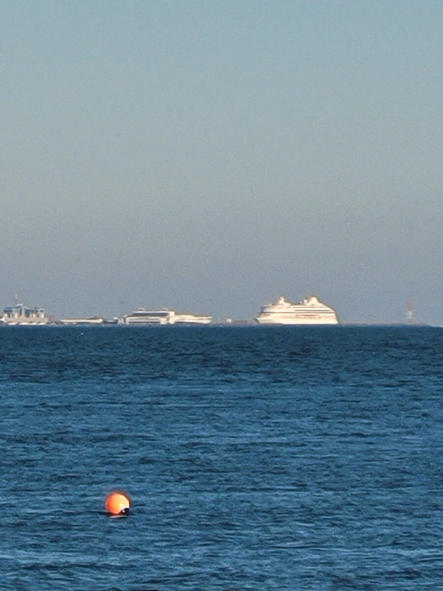 Круизный лайнер в Сочинском морском порту ожидает туристов.