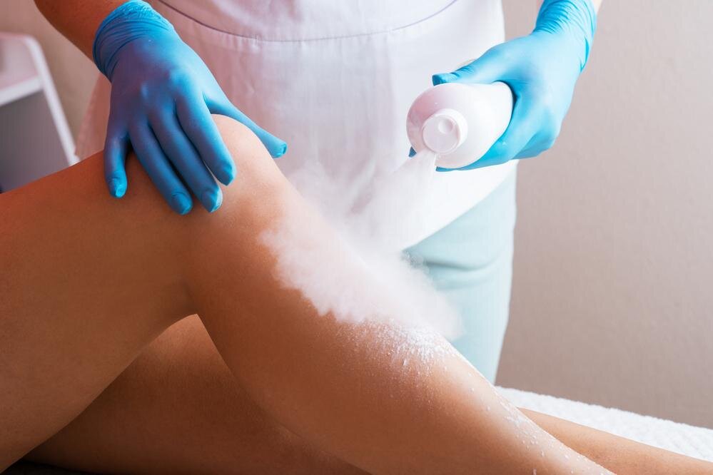 Видео как делают бикини. Эпиляция бикини глубокое. Глубокое бикини пленочным воском. Восковая депиляция бикини. 1s pro фотоэпилятор.