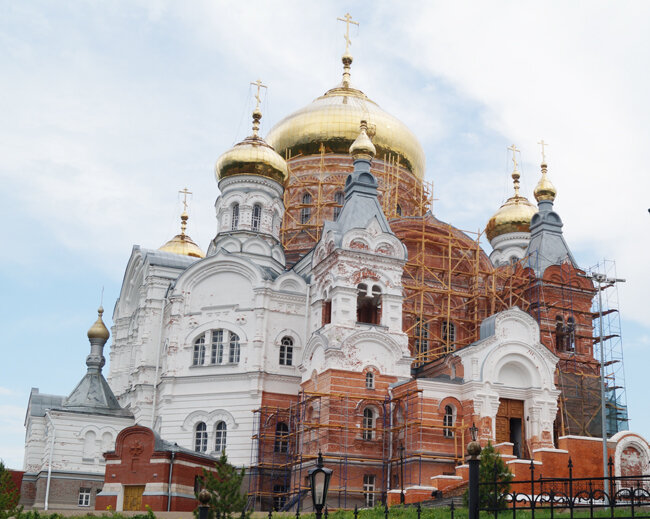 Крестовоздвиженский храм на Белой горе вновь окружён строительными лесами: продолжается реставрация