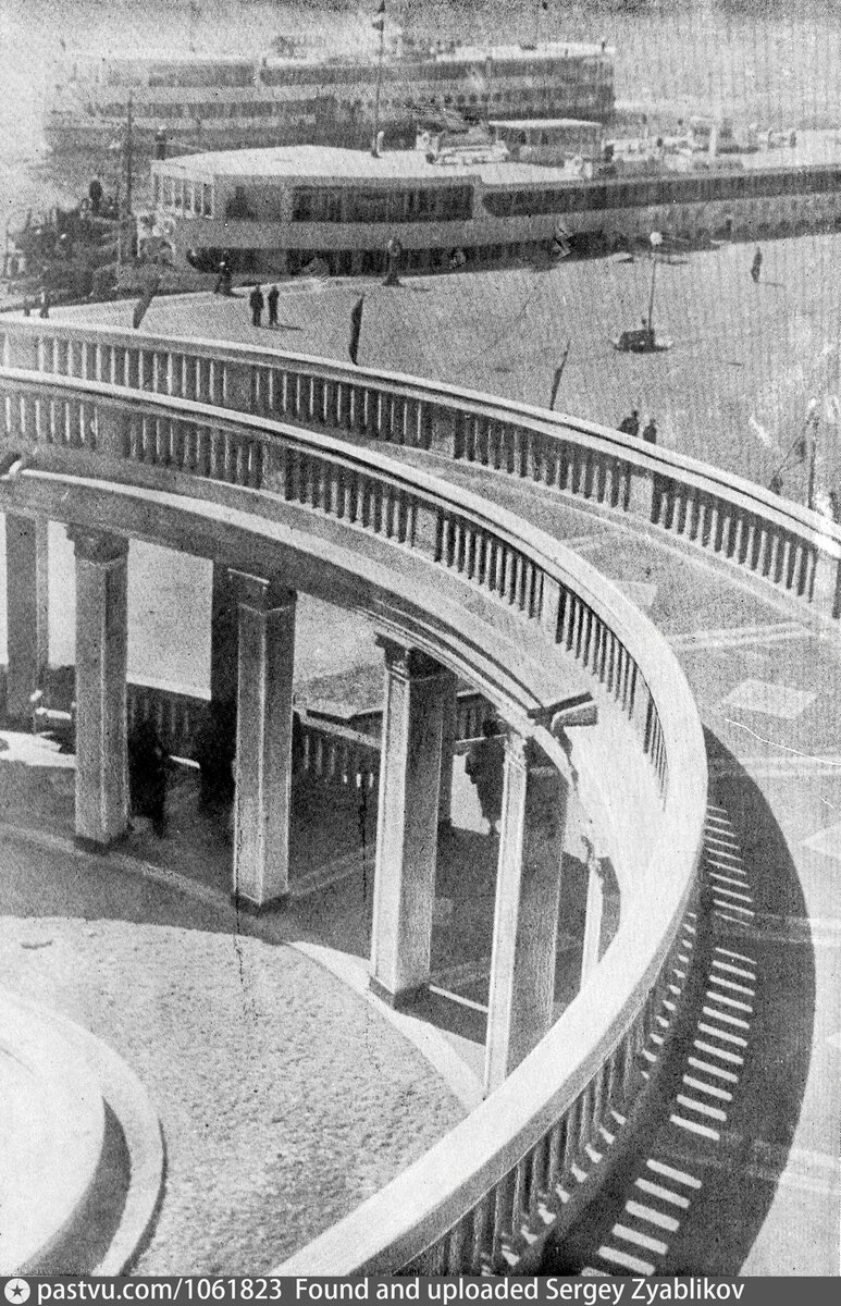 Похожий ракурс Северного речного вокзала, но в 1937-1938 годах. Фото Г. Черничина, с сайта www.pastvu.com.
