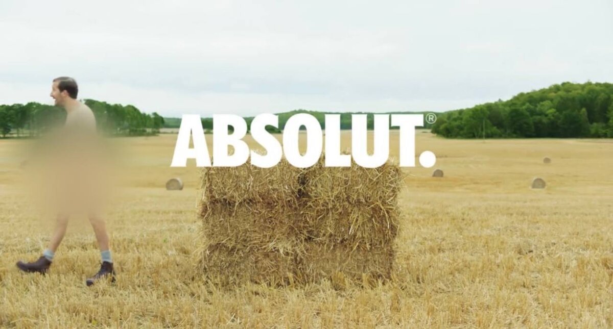 кадр из ролика бренда Absolut (заблюренное больше, чем есть на самом деле)