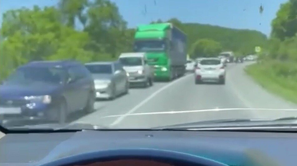     В районе Большого Камня образовалась достаточно большая пробка. Об этом сообщили в новых медиа Находки.