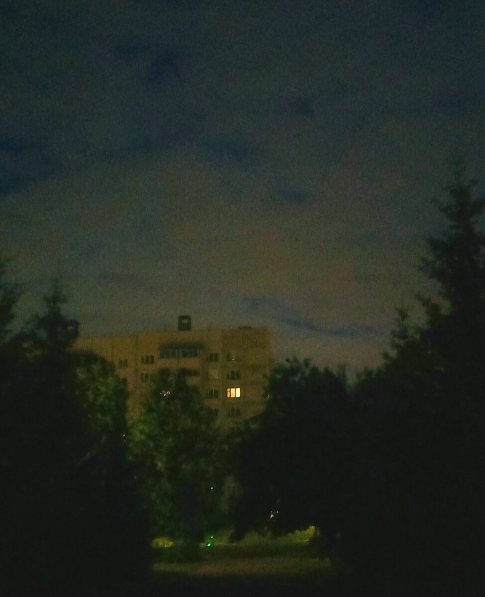 Вот опять окно, где опять не спят...