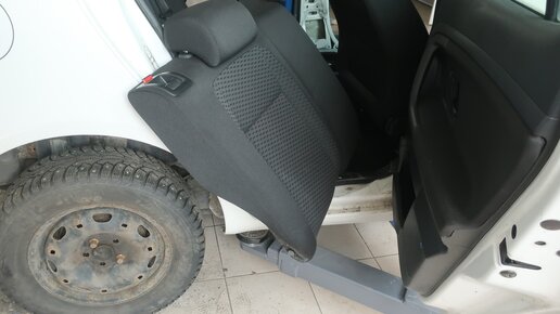 Секрет быстрого снятия задних сидений на Шкоде и Фольксвагене (многих современных моделях VAG)