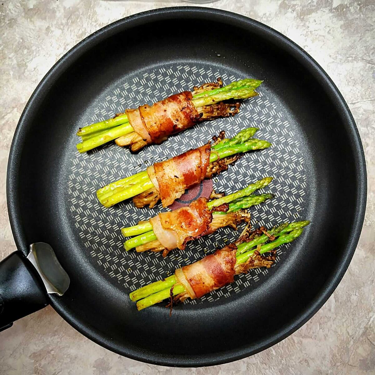 Спаржа в беконе с грибами эноки