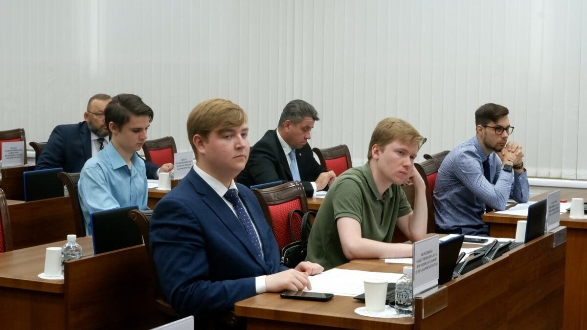     Представители медицинских организаций на круглом столе в Закдуме региона рассказали о вреде курения вейпов.