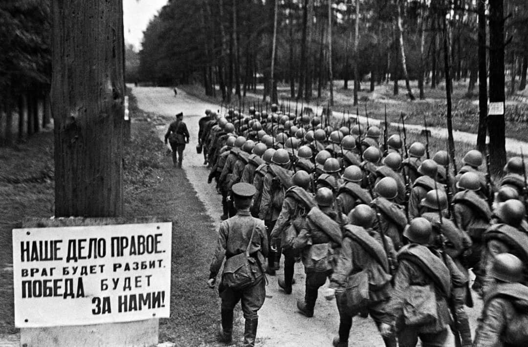 Мобилизация. Колонны бойцов движутся на фронт, Москва, 23 июня 1941 года (РИА Новости)