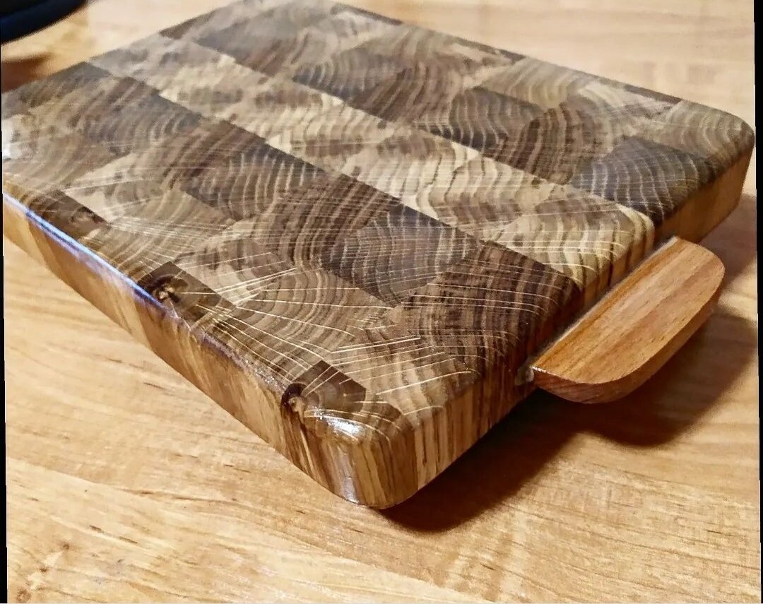 Не большая доска для того чтобы подать на стол закуски: нарезку, суши и прочее