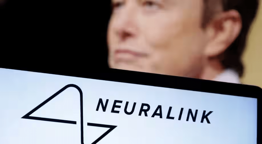    Логотип Neuralink и Илон Маск / © Reuters
