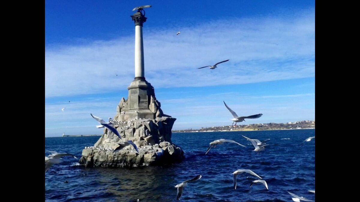 Доставка море севастополь. Памятник затопленным кораблям в Севастополе. Памятник погибшим кораблям в Севастополе. Памятник затонувшим кораблям в Крыму. Графская Пристань и памятник затопленным кораблям в Севастополе.