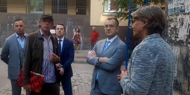    Борис Пиотровский встретился с художниками Алексеем Сергиенко и Сергеем Бугаевым.Зинаида Белова