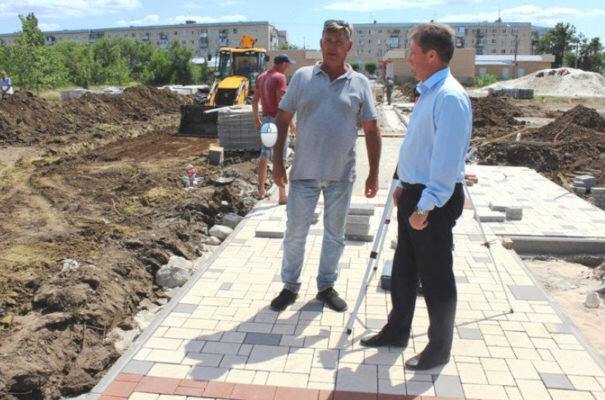    Глава Камышина Станислав Зинченко на новой аллее в парке Текстильщиков