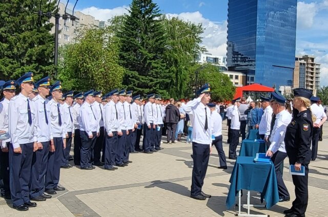    Выпускной у кадетов и гимназисток на площади перед БКЗ. Фото:  АиФ/ Ольга Лобзина