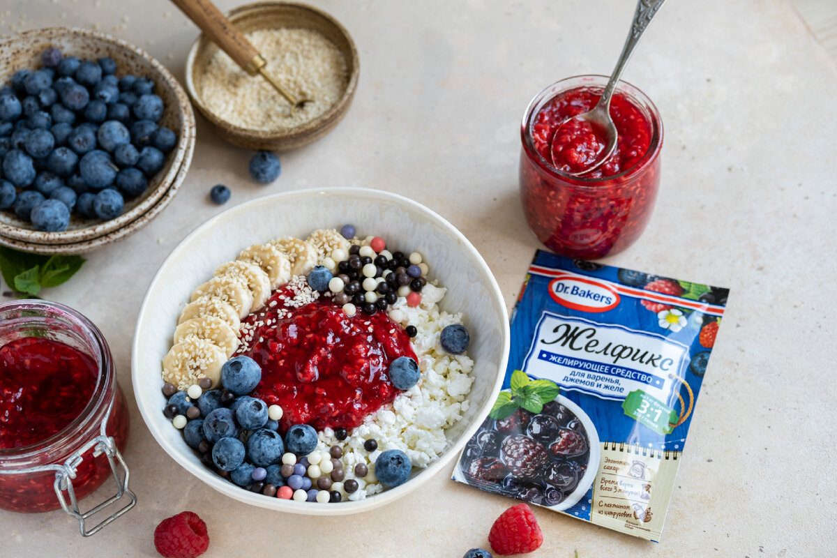 Боул из творога с малиновым вареньем
