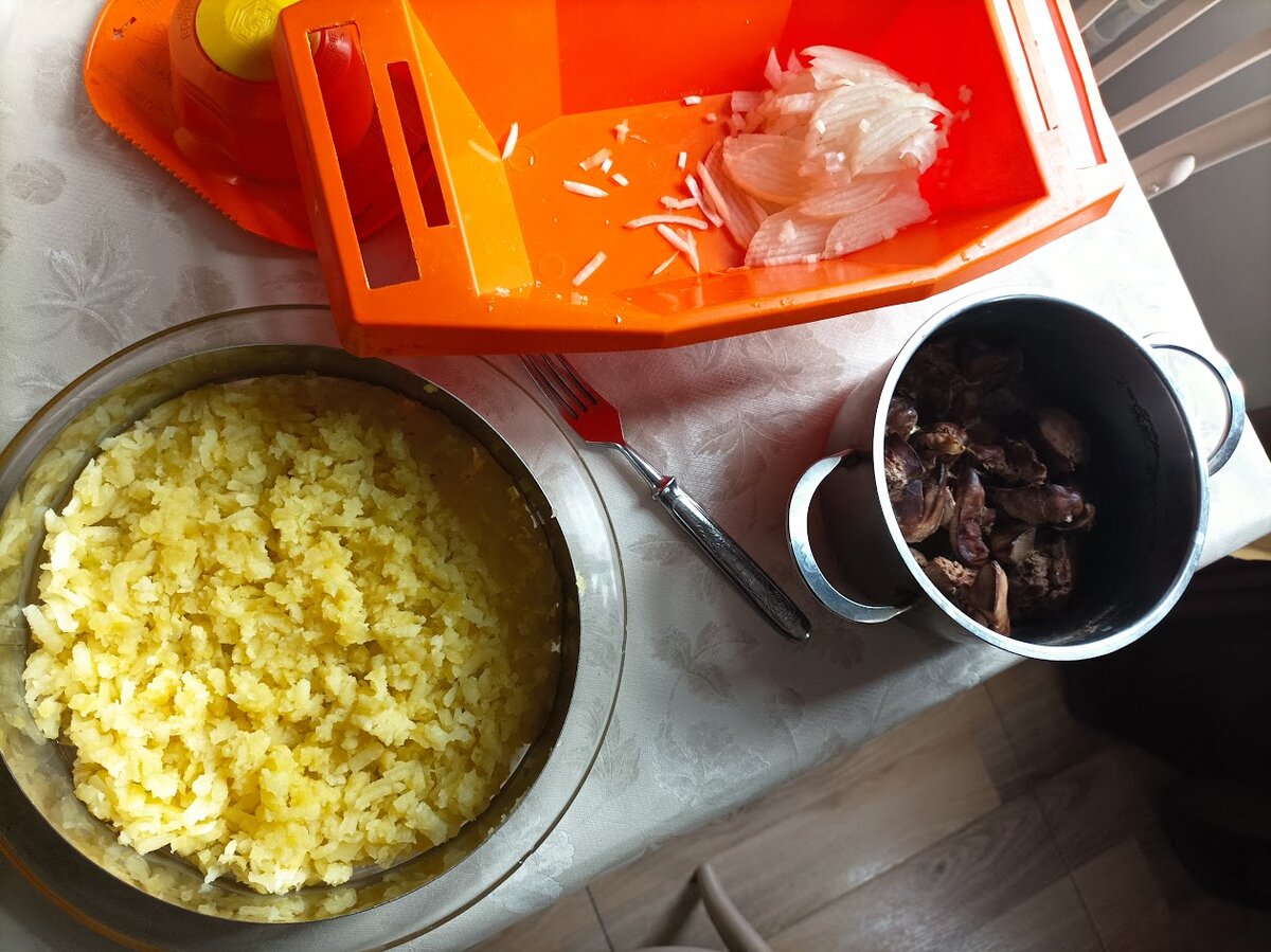 Первый слой картофель, посолить и тонкий слой майонеза, дальше печень и лук мелконарезанный  снова очень тонкий слой майонеза