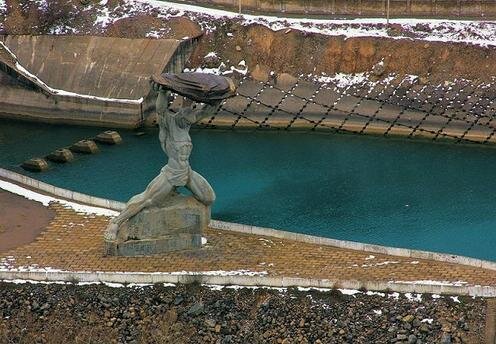 Памятник на Чарвакской ГЭС. Фото с сайта gidroproekt.uz