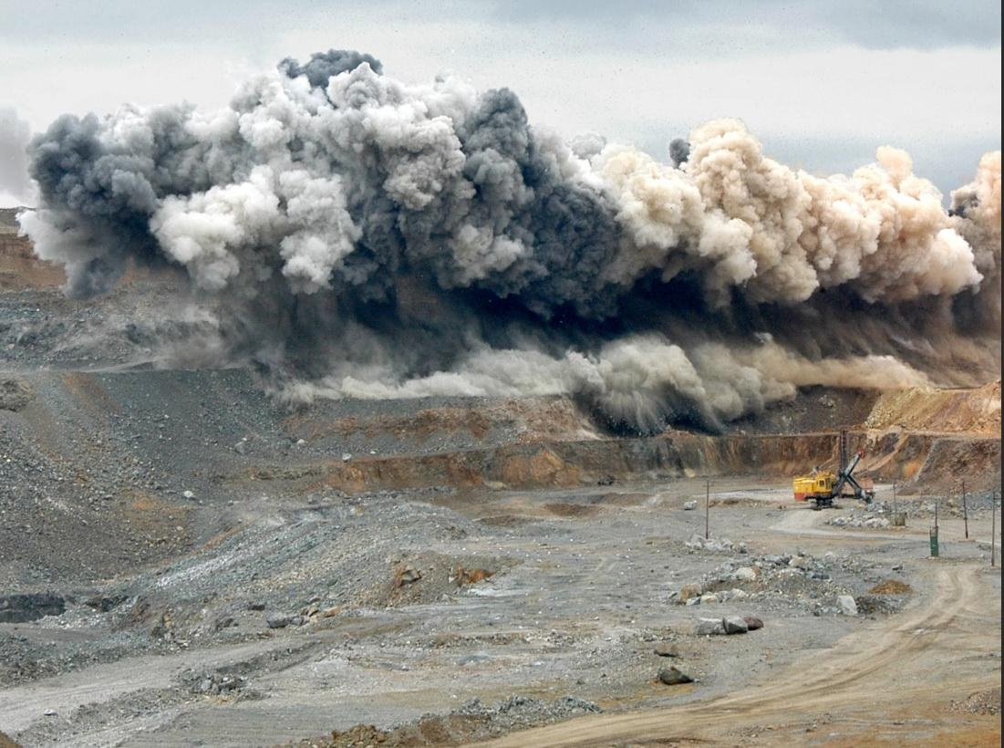Буровзрывные работы. Взрывы при добыче полезных ископаемых. Взрыв на карьере. Буровзрывные работы в карьерах. Буровзрывные работы в карьерах.
